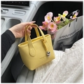 Mini sac seau jaune vif avec texture litchi et pendentif en forme de cœur argenté - Jaune