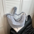 Sac hobo en toile rayée bleu et blanc avec nœud en dentelle et bandoulière froncée - HEMU-107 / Rayé Bleu