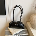 Sac hobo chic noir à motif crocodile avec détails argentés sur fond de style vintage - Noir