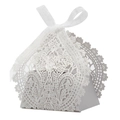 Detailaufnahme der lasergeschnittenen Spitzenblumen auf weißer Hochzeit-Geschenkbox - Weiß