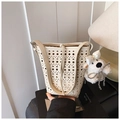 Sac seau blanc crème avec motifs découpés au laser et breloque en peluche mignonne - Avec Pendentif / Blanc Cassé