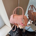 Sac à main bowling vintage en cuir rose avec pendentif ours et poignées robustes - Rose avec pendentif