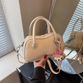 Sac à main bowling beige vintage avec bandoulière et pendentif en peluche - Beige Avec Charme
