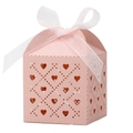 Détail du motif cœur découpé au laser sur boîte cadeau rose avec ruban blanc - Rose