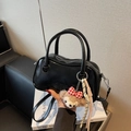 Sac bowling en cuir verni noir brillant avec poignées vintage et breloque ours - Noir avec pendentif