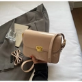 Vue détaillée du sac à bandoulière en cuir verni beige avec boucle en métal doré chic - Khaki
