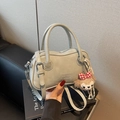 Sac bowling vintage gris clair en similicuir avec bandoulière et pendentif ours peluche - Bleu Gris Avec Pendentif