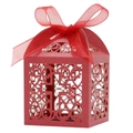 Détail de la boîte cadeau rouge découpée au laser avec croix et ruban en organza - Rouge Perlé