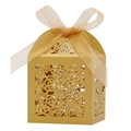 Detalle de rosa cortada con láser en caja de dulces dorada con lazo de gasa elegante - Dorado