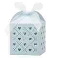Détail de la boîte à bonbons bleu clair avec cœurs découpés et ruban blanc élégant - Bleu Pâle Perlé