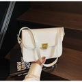 Sac bandoulière chic en cuir verni blanc avec serrure dorée élégante et bandoulière - Blanc