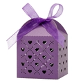 Boîte à bonbons violette découpée au laser avec motifs de cœurs et ruban de satin chic - Violet foncé