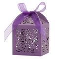 Violette lasergeschnittene Hochzeits-Geschenkbox mit eleganter Seidenschleife auf Weiß - Dunkellila