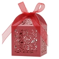Details einer roten lasergeschnittenen Rosen-Geschenkbox mit passender Organzaschleife - Perlrot