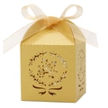 Détail du motif floral découpé au laser sur boîte à dragées dorée scintillante avec ruban - 5x5x8CM / Or