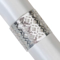 Rond de serviette évidé argenté avec motif géométrique sur un tissu en satin blanc - Argent Miroir
