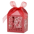Vue détaillée d'une boîte cadeau rouge découpée au laser avec motifs floraux et ruban - 5*5*8CM / Rouge Perlé