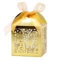 Gros plan de la boîte à bonbons dorée découpée au laser avec motifs floraux et ruban - 5*5*8CM / Or Réfléchissant