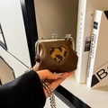 Mini sac bandoulière en cuir marron foncé avec patch cœur léopard et chaîne argentée - Style Cœur / Marron