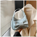 Détail du sac croissant bleu clair avec grand nœud et bandoulière en chaîne argentée - Bleu
