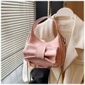 Détail du sac hobo rose avec texture PU froissée brillante et nœud décoratif surdimensionné - Rose