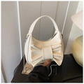 Détail du sac beige à nœud en cuir texturé avec bandoulière en chaîne argentée - Blanc