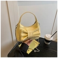 Détail du sac croissant jaune avec grand nœud et bandoulière en chaîne argentée - Jaune