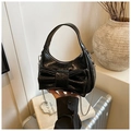 Détail du sac croissant noir avec grand nœud décoratif et bandoulière chaîne argent - Noir