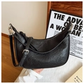 Détail du sac demi-lune noir en similicuir plissé avec boucle argentée et nœud décoratif - Noir