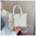 Détail du sac à main blanc cassé avec pendentifs décoratifs et logo de mode embossé - Blanc cassé (Avec Pendentif)