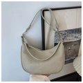 Détails de ce sac demi-lune crème en cuir plissé avec des finitions métalliques dorées chic - Gris Lait