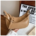 Détail du sac lune en cuir PU plissé marron clair avec boucle argentée ajustable - Biscuit