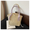 Détail du sac seau en paille beige avec perles et foulard en soie lilas sur l'anse - Blanc Cassé