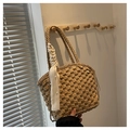 Détail du sac seau en paille tressée avec un foulard en soie décoratif et des perles - Khaki