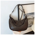 Vue détaillée d'un sac demi-lune marron foncé avec texture froissée vintage et logo - Marron