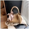 Détail du sac à main beige motif crocodile avec foulard en soie et finitions dorées - Kaki