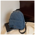 Mini sac à dos en denim bleu avec motif matelassé et poche à fermoir argenté chic - Bleu foncé