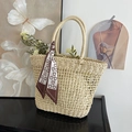 Bolso tote de paja beige tejido a ganchillo con pañuelo decorativo en el asa - Blanco Roto
