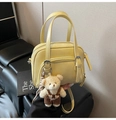 Borsa a secchiello giallo chiaro in pelle testurizzata con un simpatico orsetto - Con Ciondolo / Giallo