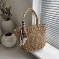 Bolso tote de paja tejida a mano en color marrón claro con detalle de pañuelo de seda - Caqui