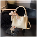 Sac seau élégant blanc crème à motif crocodile avec foulard et fine bandoulière - Blanc Cassé