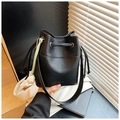 Borsa a secchiello minimalista in pelle martellata nera con ciondolo a tulipano bianco - Nero