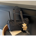 Détail du sac cabas noir en toile avec pendentif ours en peluche et fermeture par cordon - Avec Pendentif / Noir