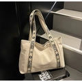 Grand sac cabas blanc cassé avec bandoulières logotypées sur fond d'escalier moderne - Blanc Cassé