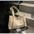 Grand sac cabas beige avec bandoulières arc-en-ciel colorées sur un escalier moderne - Beige avec violet