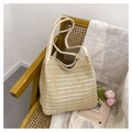 Sac cabas tissé beige clair avec anses en similicuir et fermoir aimanté sur chaise vintage - Jaune
