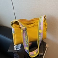 Borsa a tracolla in nylon giallo brillante multistrato con ampia tracolla viola decorata - Giallo