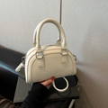 Sac bowling chic en cuir grainé beige avec doubles anses et gravure de mode - Blanc