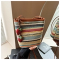 Détail du sac en paille à rayures colorées avec lanières en cuir et fraises - Marron (Avec Pendentif Fraise)