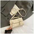 Détail du sac à main crème en cuir brillant avec relief nœud et boucles argentées - Blanc Cassé